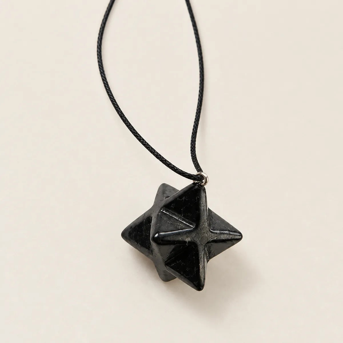 Pendente Merkaba in shungite con cordino nero