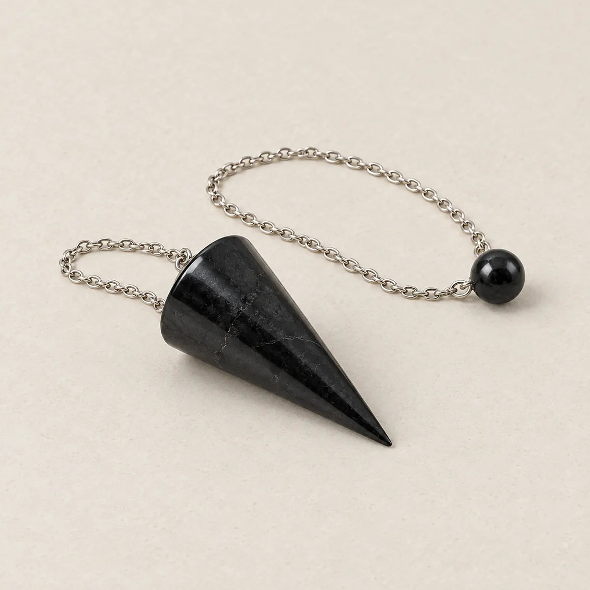 Pendolo conico in shungite con catenella argentata