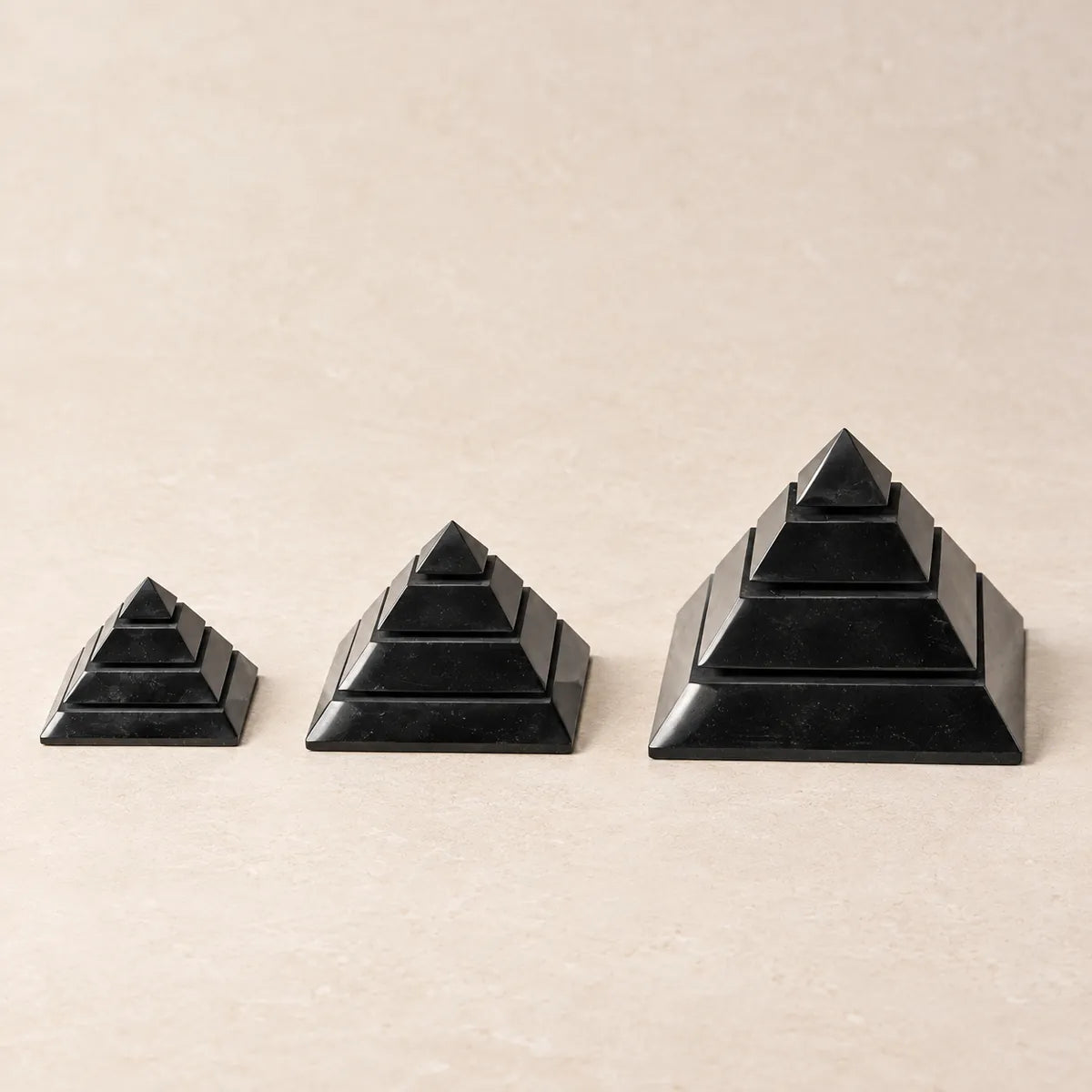 Piramide Saqqara lucidata in shungite: tre misure a confronto, 5, 7 e 10 cm
