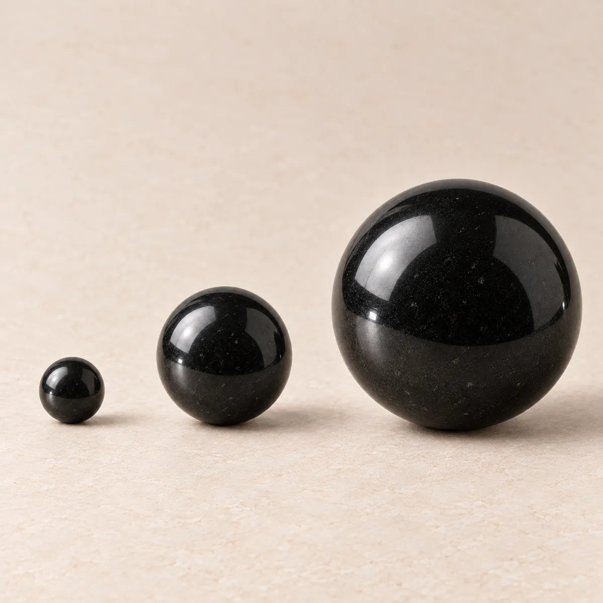 Sfera lucidata in shungite: tre misure a confronto, 3, 6 e 10 cm (proporzioni indicative)
