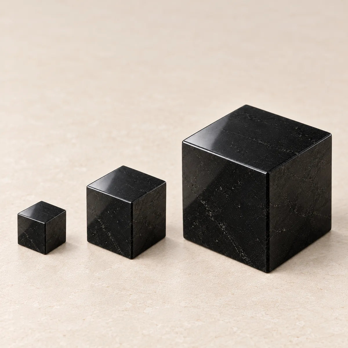 Cubo lucidato in shungite: tre misure a confronto, 3, 6 e 10 cm (proporzioni indicative)