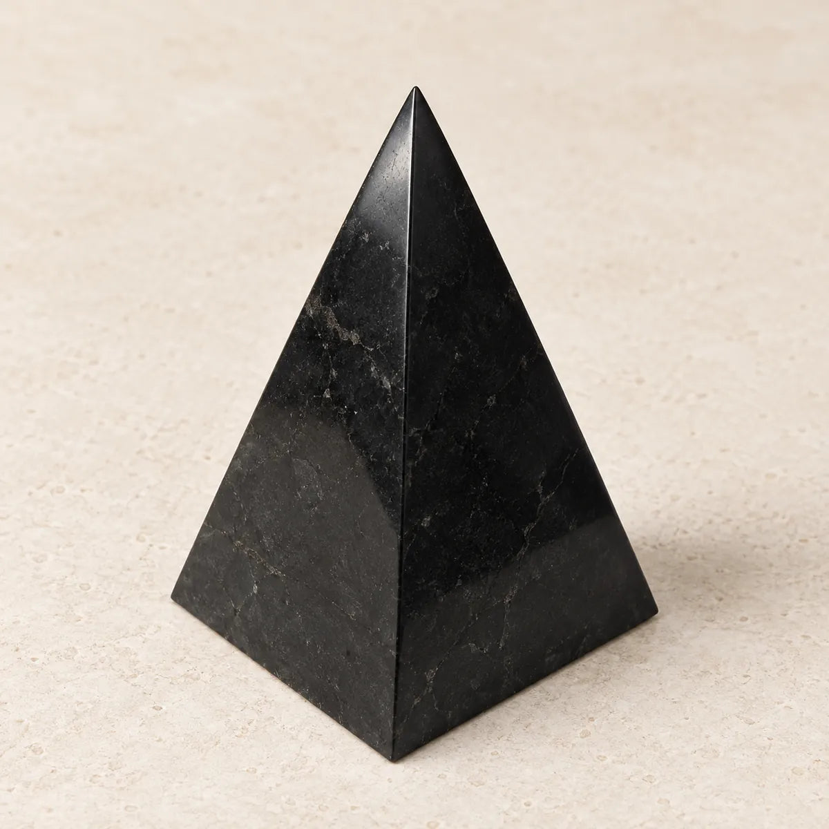 Piramide alta in shungite lucidata con profilo slanciato