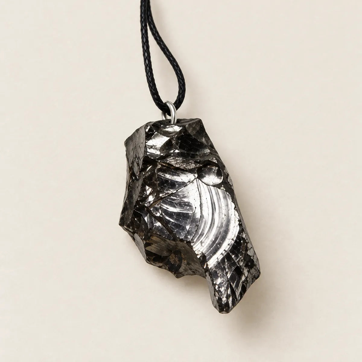 Pendente Cristallo composto da un frammento grezzo di shungite Elite