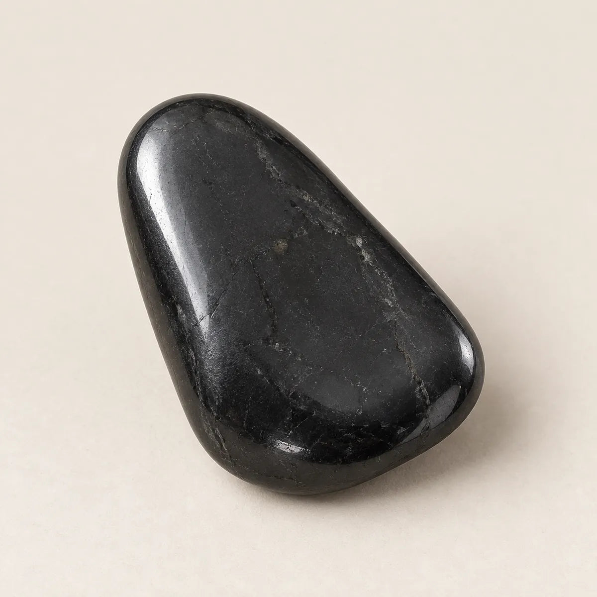 Pietra burattata in shungite dalla forma arrotondata e irregolare