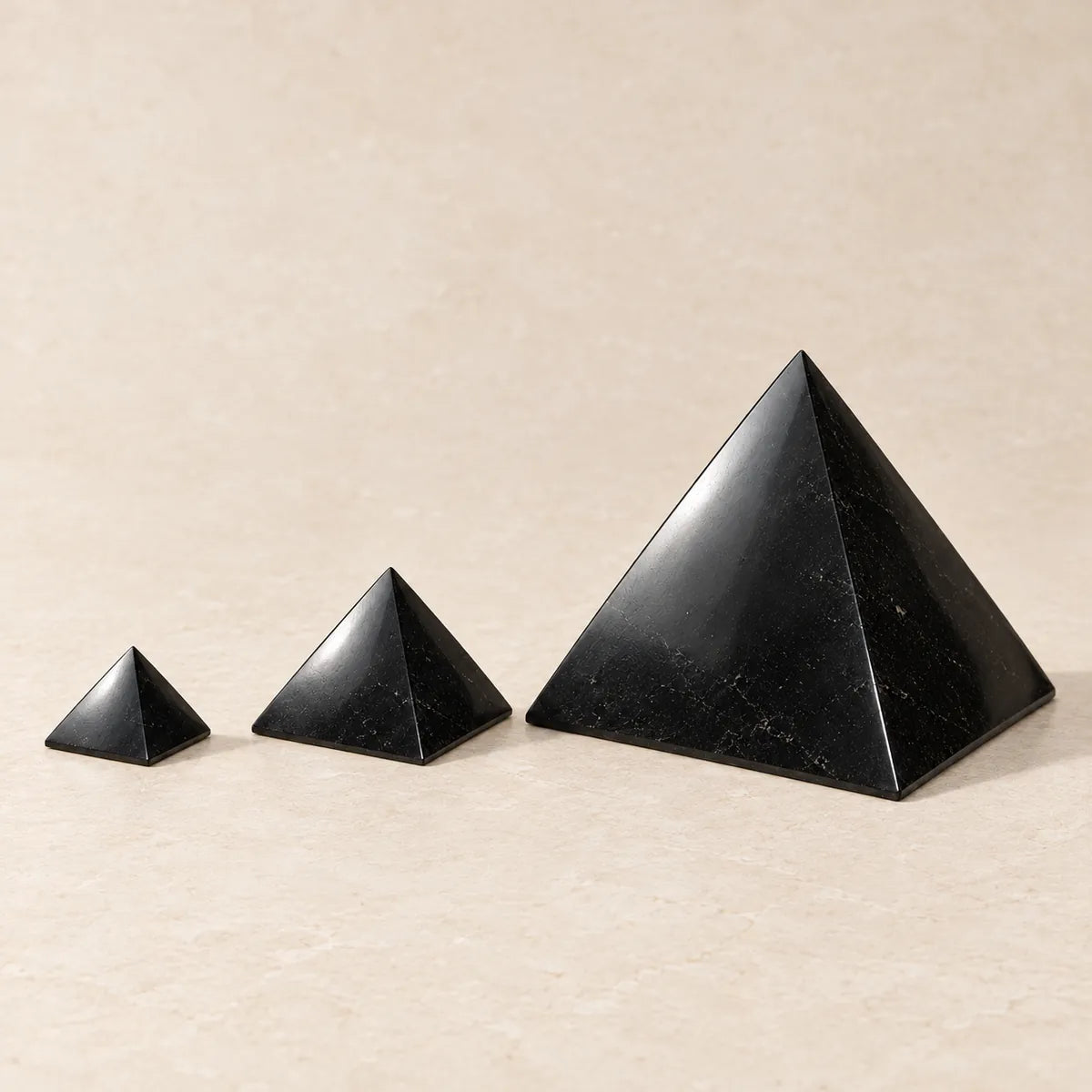 Piramide lucidata in shungite: tre misure a confronto, 4, 7 e 15 cm