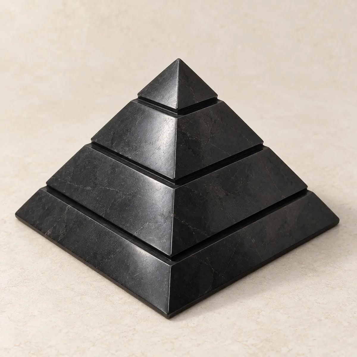 Piramide Saqqara in shungite, composta da quattro livelli