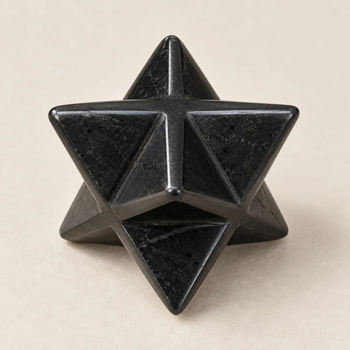 Merkaba in shungite nera dalle facce geometriche lucide