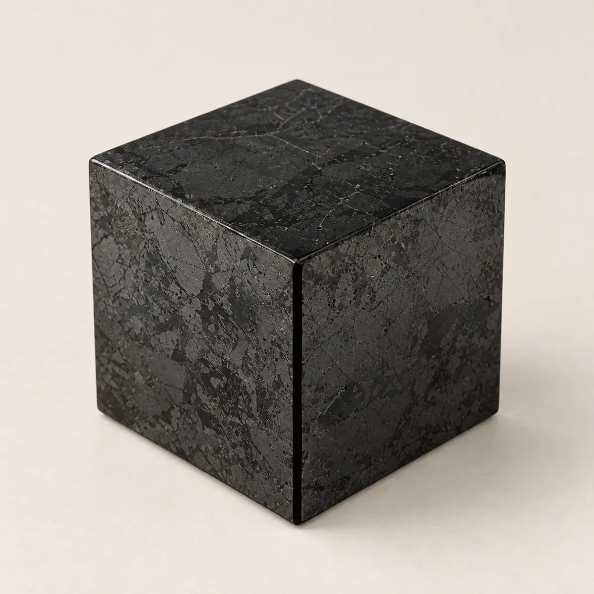 Cubo in shungite lucidata con venature naturali