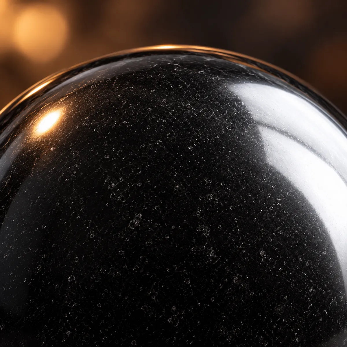 Sfera lucidata in shungite, un dettaglio da vicino