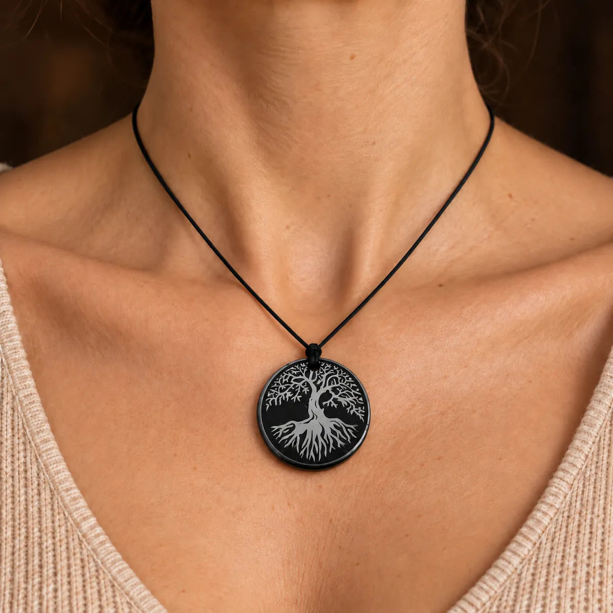 Pendente cerchio 30 mm inciso in shungite, indossato