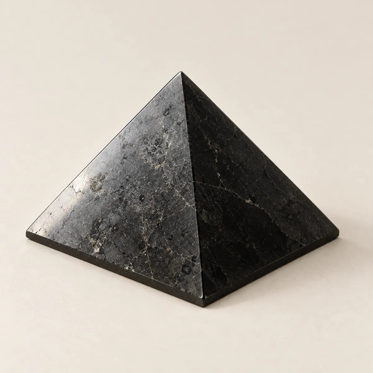 Piramide in shungite nera con quattro facce lisce e base quadrata