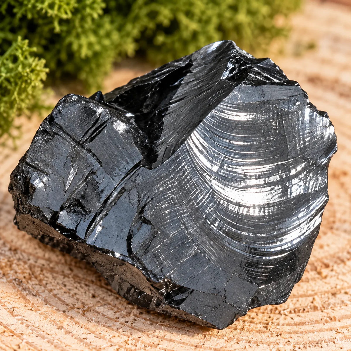 Superficie irregolare di un frammento di shungite Elite con riflessi metallici