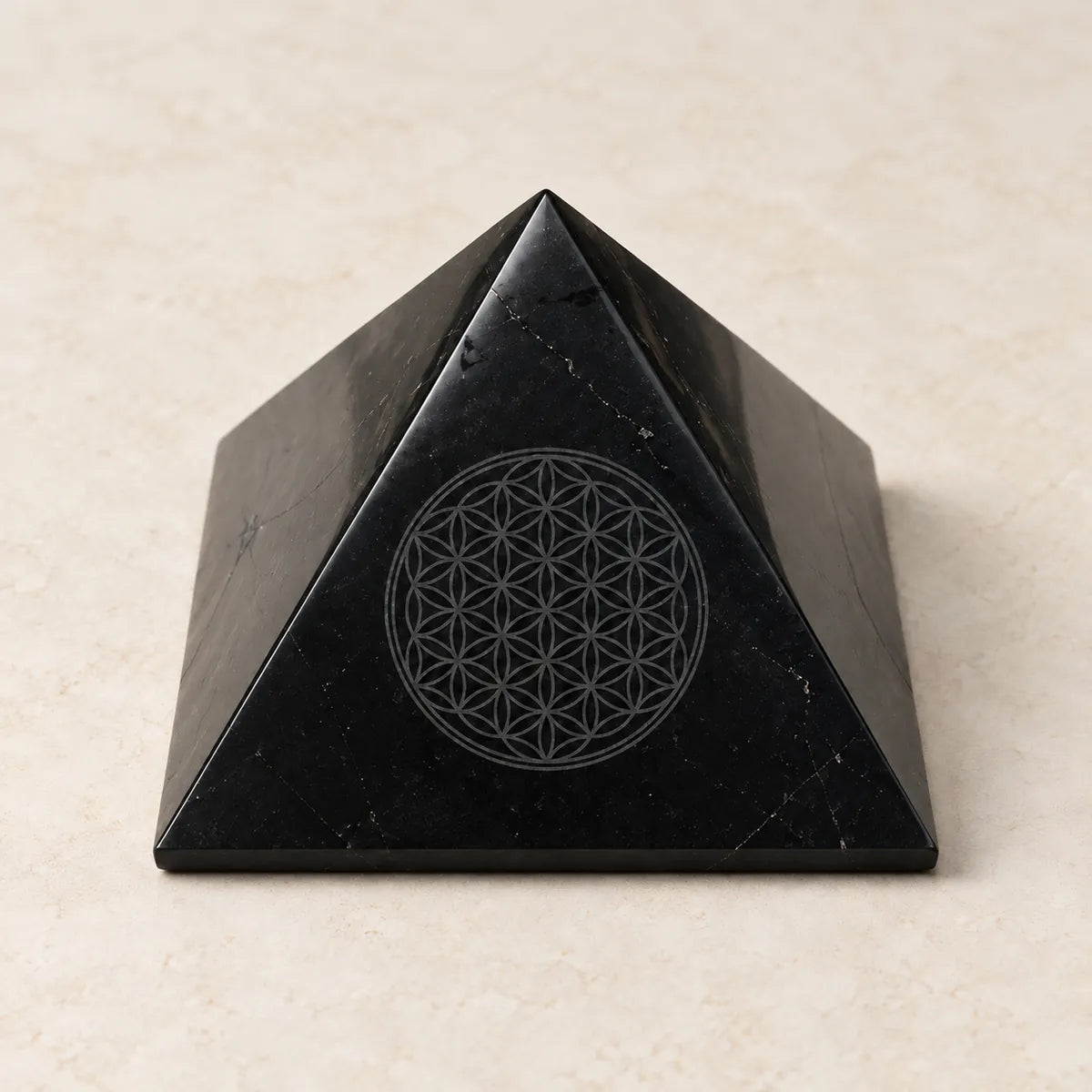 Piramide in shungite con incisione del Fiore della Vita
