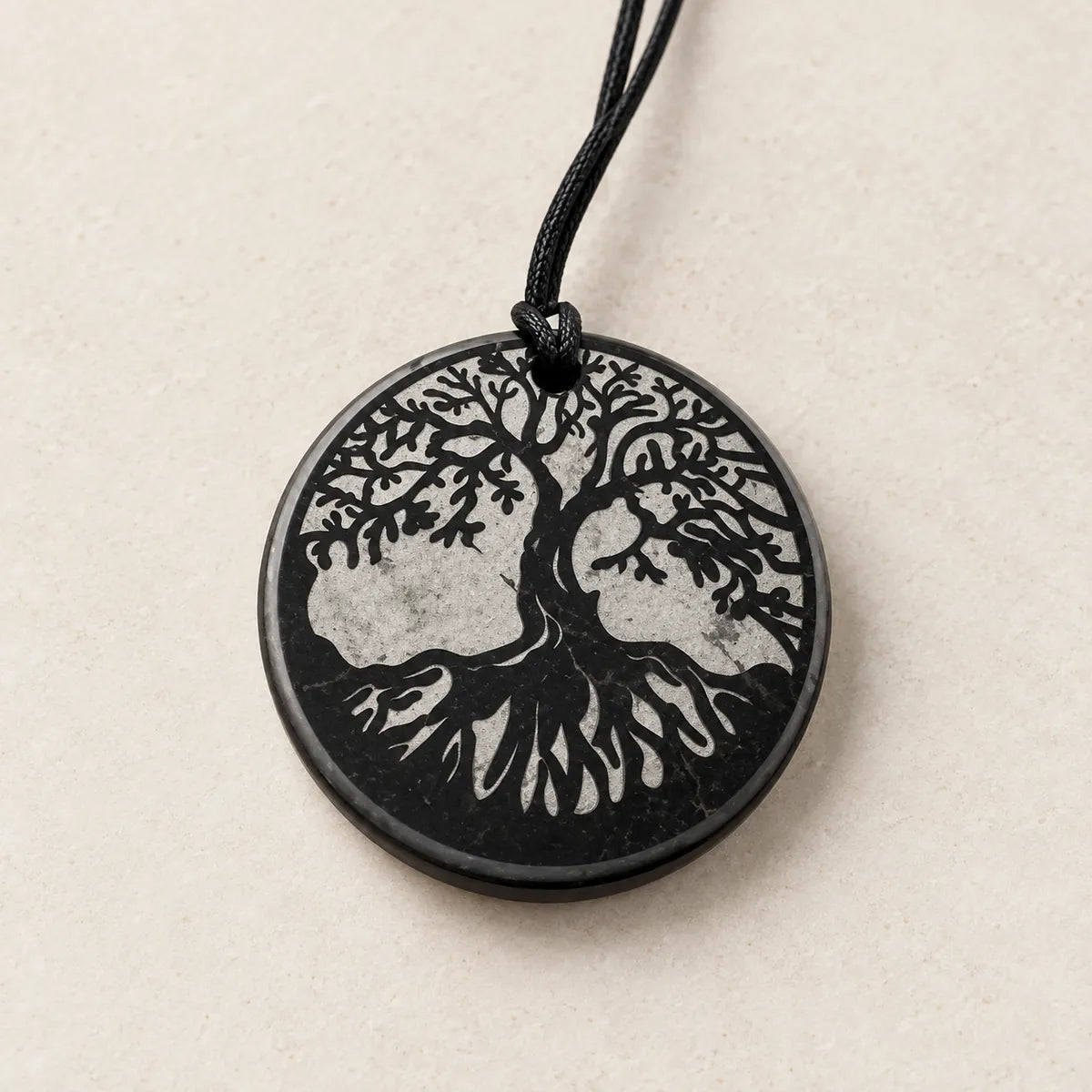 Pendente tondo in shungite con incisione dell’Albero della Vita