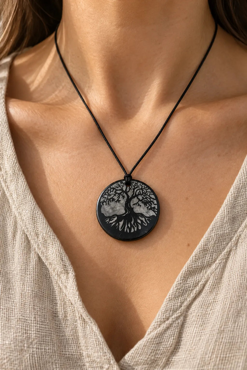 Pendente Albero della Vita indossato sopra una camicia chiara