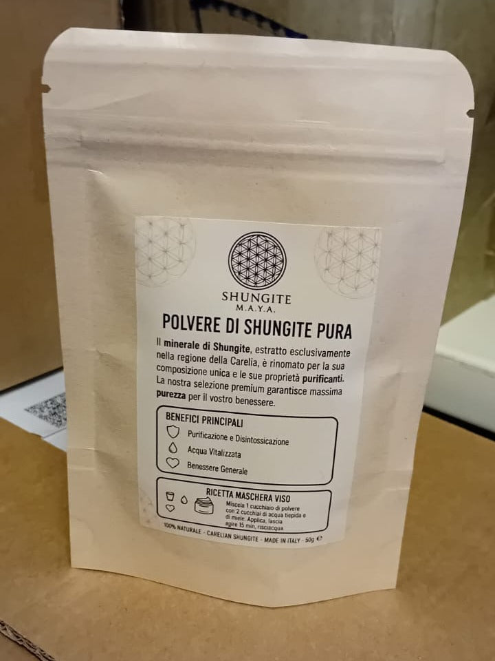 Il sacchetto della polvere di shungite pura da 50 g, con l'etichetta e la ricetta della maschera per il viso