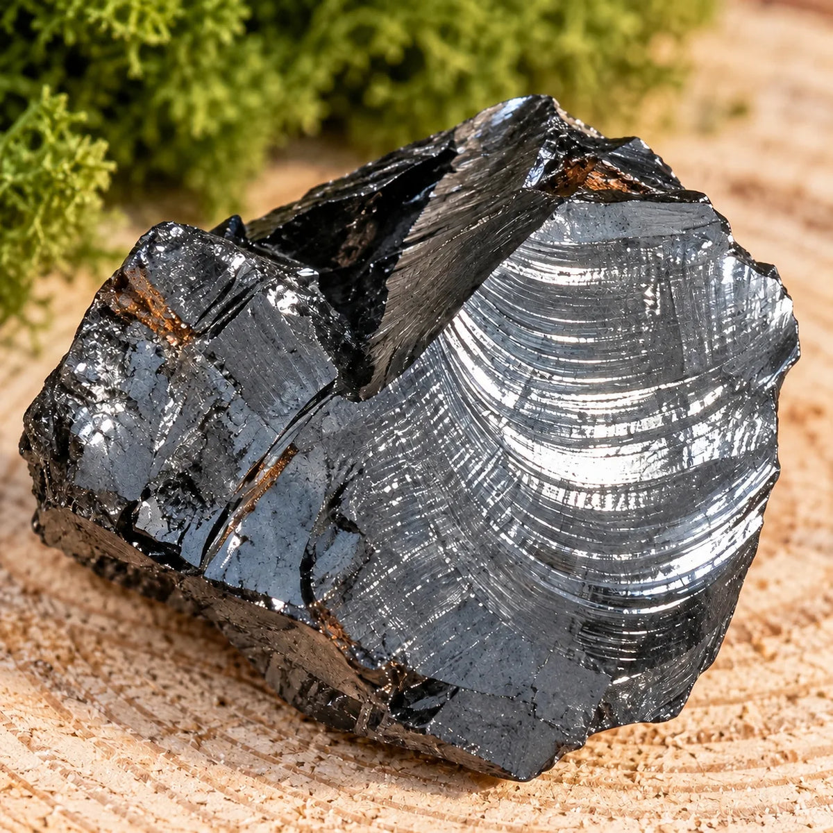 Un frammento di shungite Elite con una leggera ruggine arancione in poche zone