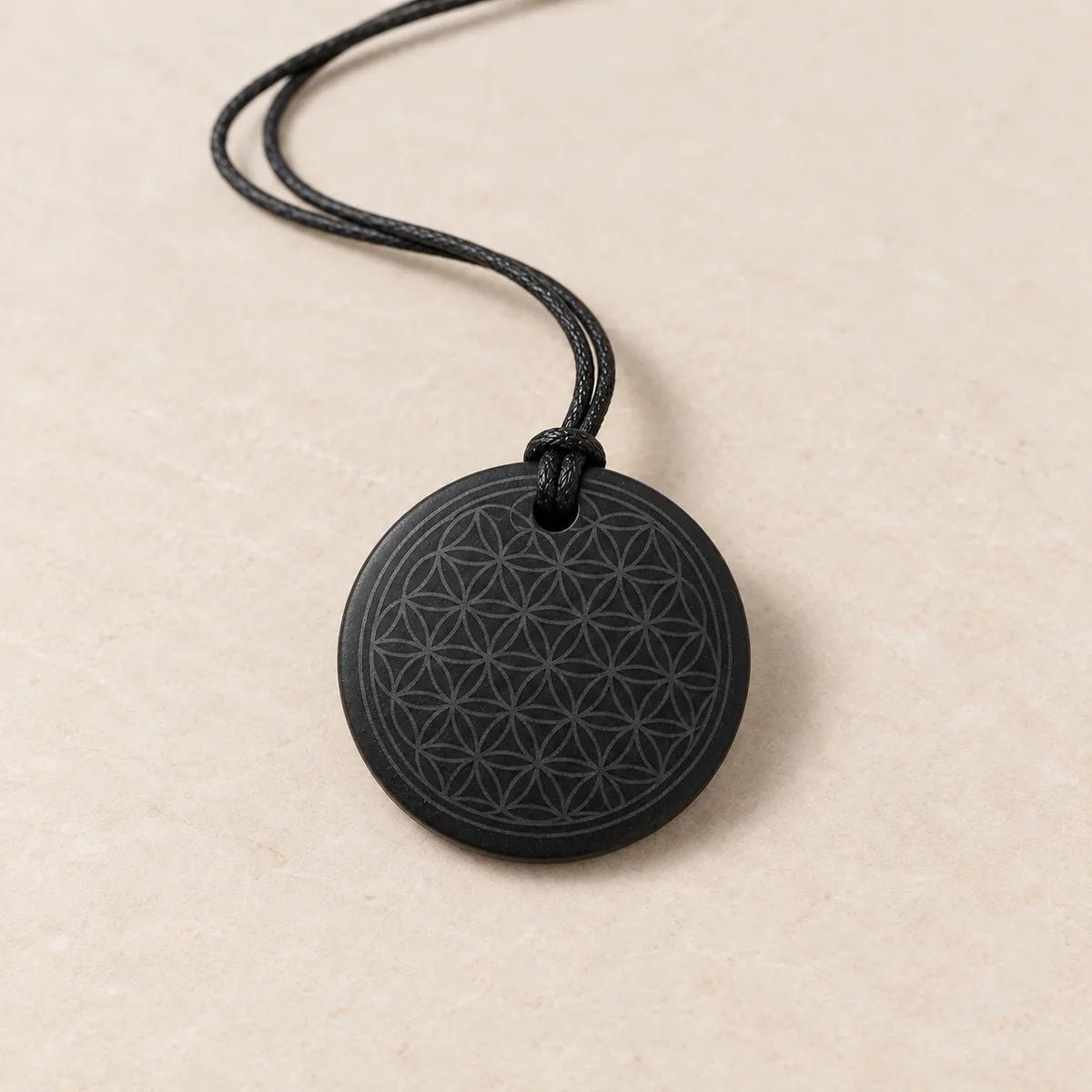 Pendente con Fiore della Vita in shungite, su fondo chiaro