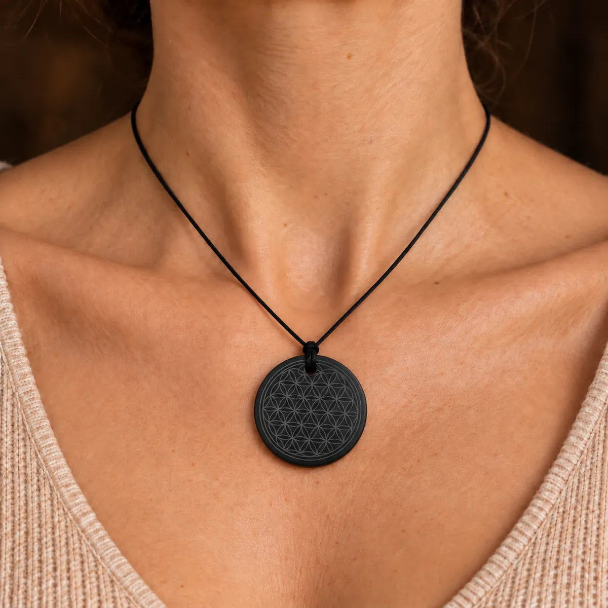 Pendente con Fiore della Vita in shungite, indossato