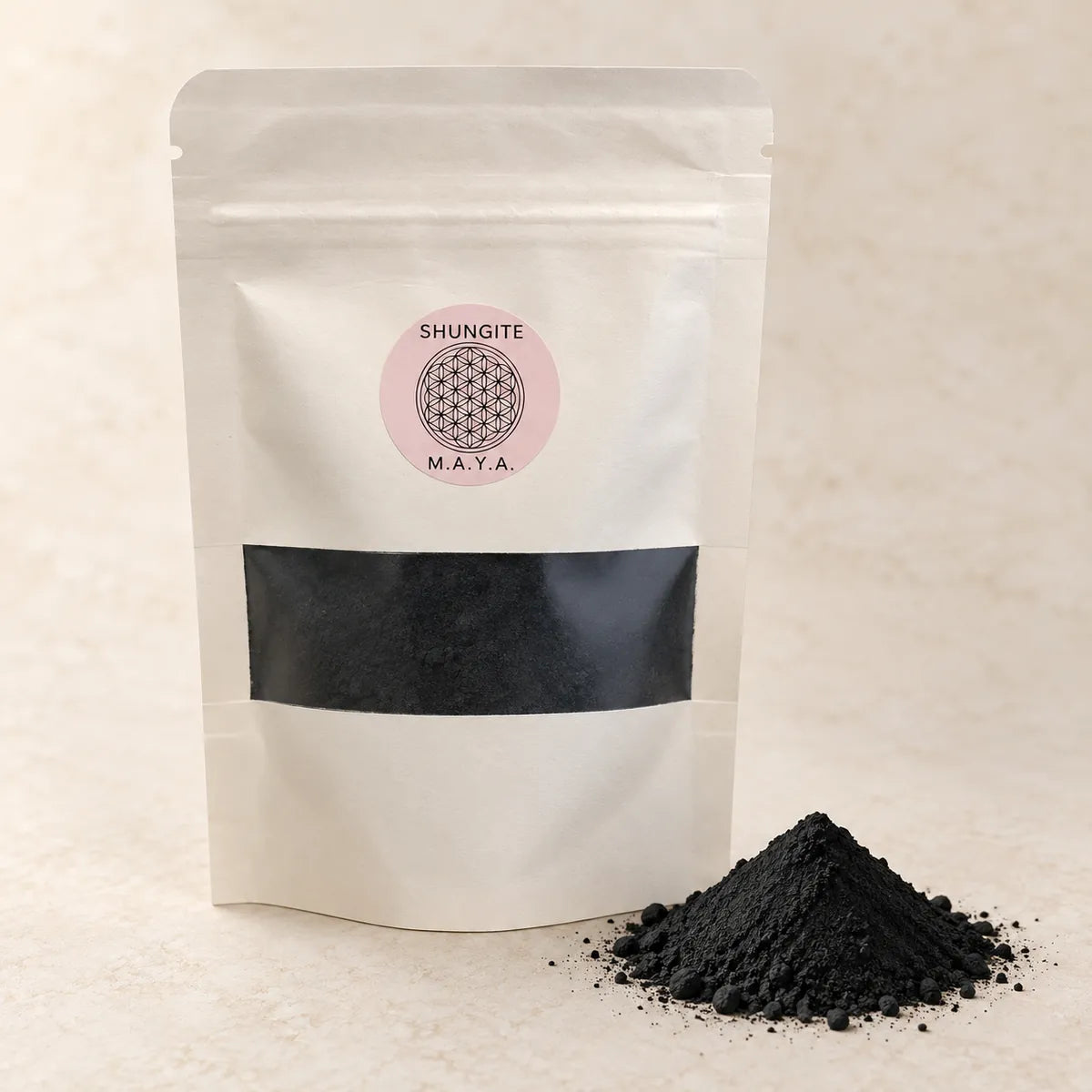 Polvere di shungite pura 50 g, nel sacchetto color crema col bollino rosa SHUNGITE M.A.Y.A. sul fronte